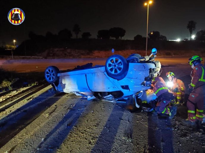 Heridos tres jóvenes al salirse de la vía con el coche y dar vueltas de campana en CV-33 en Torrent