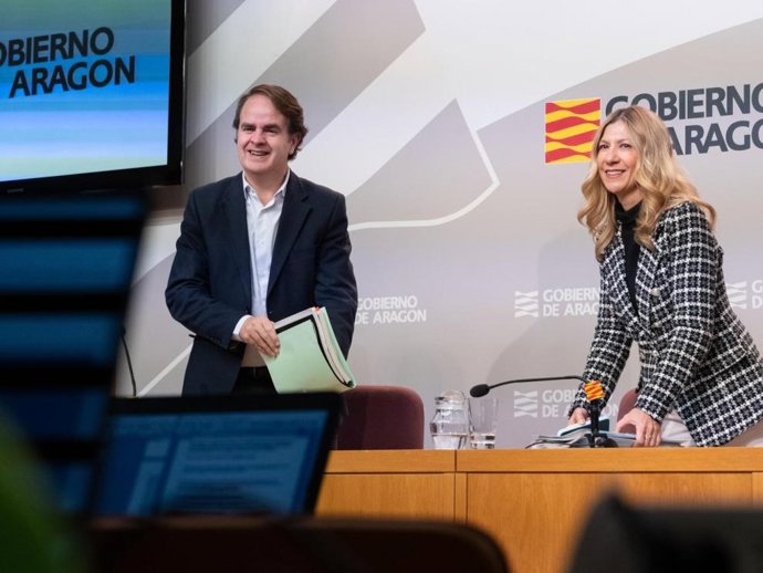El consejero de Hacienda, Roberto Bermudez de Castro, y la vicepresidenta del Gobierno de Aragón, Mar Vaquero, en la sala de prensa del Pignatelli
