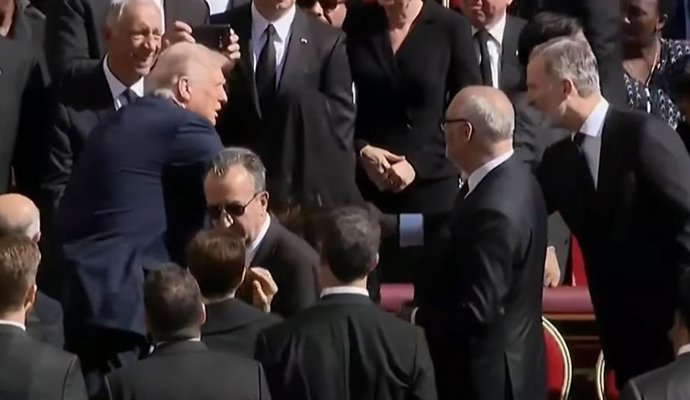 O rei Felipe VI cumprimenta o presidente dos EUA, Donald Trump, antes do início do funeral do Papa Francisco.