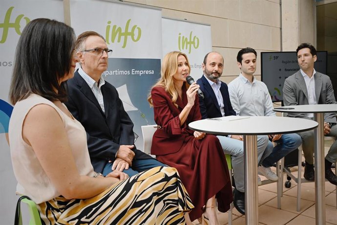 Foto De Archivo De La Consejera De Empresa, Empleo Y Economía Social, Marisa López Aragón, Durante La Presentación De La Convocatoria Del 'Cheque Inversión' En 2024.