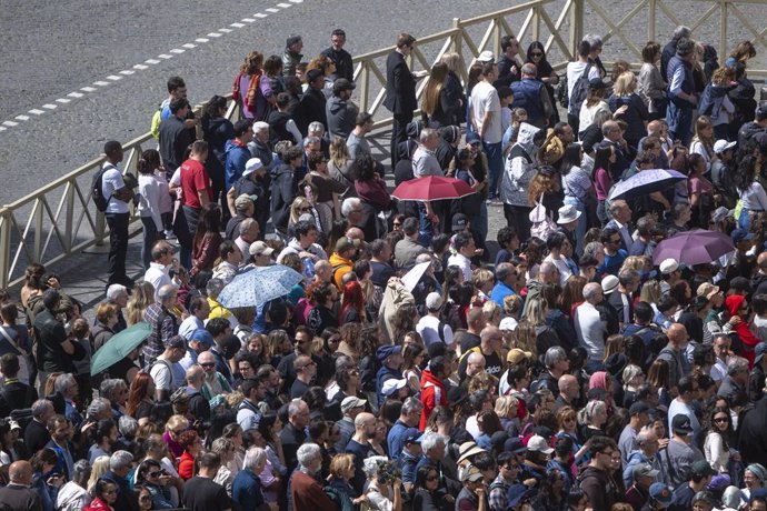 Decenas de personas hacen cola en la Plaza de San Pedro, a 25 de abril de 2025, en Ciudad del Vaticano (Italia). Casi 130.000 personas han presentado sus respetos al pontífice, muchas de las cuales hicieron cola durante horas para verlo tendido en el ataú