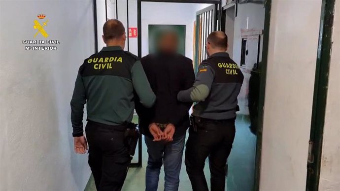 Al detenido se le atribuye la presunta autoría de los delitos de robo con fuerza en interior de vehículos, hurto en interior de vehículo y hurto en comercios