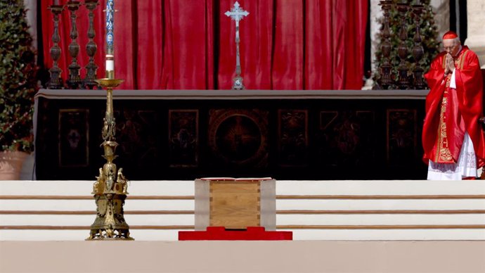 26 April 2025, Vatican, Vatican City: The Dean of the College of Cardinals Giovanni Battista Re (R) stands on steps above the closed coffin of the late Pope Francis during the funeral mass for the late Pope in St. Peter's Square. The Argentine pontiff, wh