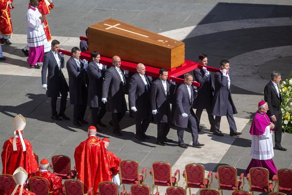 Salida del féretro del Papa de la Basílica de San Pedro durante el funeral, en la plaza de San Pedro, a 26 de abril de 2025, en Ciudad del Vaticano.