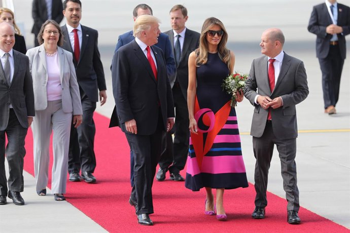Archivo - 6 de julho de 2017 - Hamburgo, Alemanha - O presidente dos EUA, Donald Trump, e a primeira-dama, Melania Trump, são escoltados pelo prefeito de Hamburgo, Olaf Scholz, à direita, e pela equipe da embaixada na chegada para o início da reunião da C