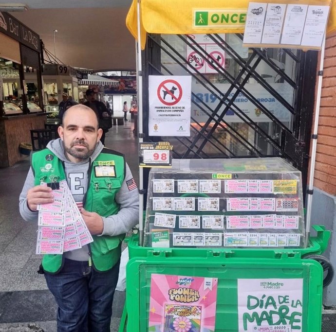 Jesús Pereira, vendedor de la ONCE que ha repartido la suerte en la localidad.