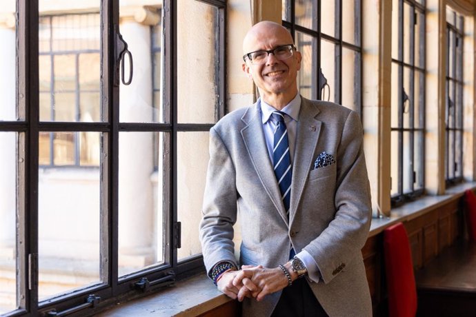 Archivo - Imagen de archivo del concejal del PSOE en el Ayuntamiento de Oviedo, Jorge García Monsalve, en el edificio histórico de la Universidad de Oviedo.