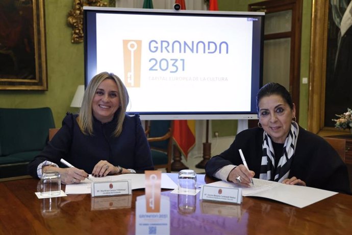 La presidenta de la Fundación, Aurora Carbonell, firma el manifiesto de adhesión junto a la alcaldesa de la ciudad, Marifrán Carazo, y el concejal de Cultura, Juan Ramón Ferreira.