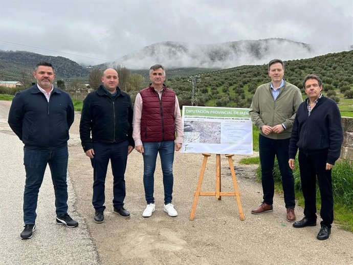 El diputado de Infraestructuras Municipales, José Luis Agea, junto al alcalde de este municipio, Juan Francisco Figueroa, informando sobre este proyecto.