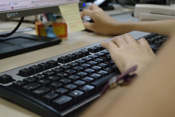 Archivo - Imagen de archivo de un teclado de un ordenador.