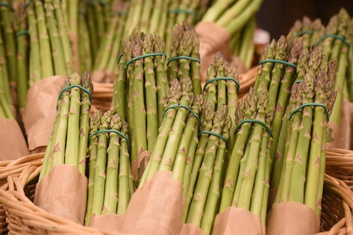 Archivo - Esparragos verdes.