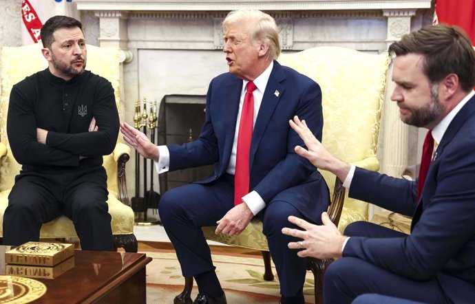 Archivo - Arquivo - 28 de fevereiro de 2025, Washington, Distrito de Columbia, EUA: O presidente ucraniano VOLODYMYR ZELENSKY (E) conversa com o presidente dos EUA DONALD TRUMP (C) e o vice-presidente dos EUA JD VANCE (R) no Salão Oval da Casa Branca. A c