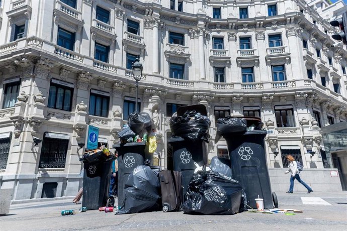 Aglutinación de basura en el centro de la ciudad, a 24 de abril de 2025, en Madrid (España). Madrid afronta su tercer día de huelga de basuras pero con el compromiso de reanudar las conversaciones entre la representación sindical de los trabajadores y las