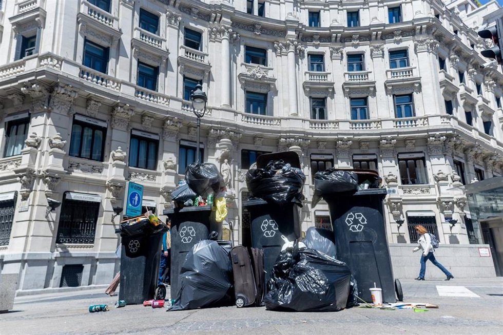 Aglutinación de basura en el centro de la ciudad, a 24 de abril de 2025, en Madrid (España). Madrid afronta su tercer día de huelga de basuras pero con el compromiso de reanudar las conversaciones entre la representación sindical de los trabajadores y l