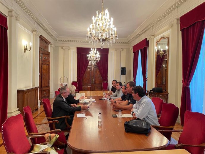 Reunión de las organizaciones agrarias con el subdelegado del Gobierno en Huesca, José Carlos Campo, y la diputada socialista Begoña Nasarre en la Subdelegación del Gobierno en Huesca.