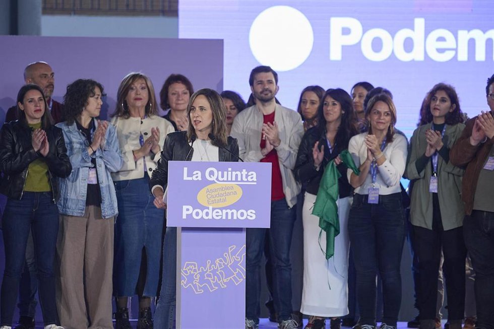 La secretaria general de Podemos y diputada, Ione Belarra, interviene durante la V Asamblea Ciudadana de Podemos, en el Pabellón de Convenciones de Casa de Campo, a 12 de abril de 2025, en Madrid (España). 