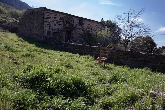 Archivo - Una casa rodeada de hierba en Patones de Arriba, a 6 de abril de 2022, en Patones de Arriba, Madrid (España).