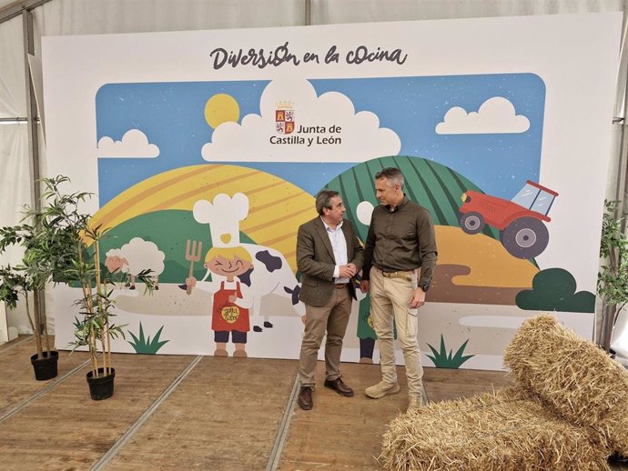 El director general del Instituto Tecnológico Agrario de Castilla y León (ITACyL), Rafael Sáez, y el  consejero de Medio Ambiente, Agricultura e Interior de la Comunidad de Madrid, Carlos Novillo. En la II Feria SI Campo
