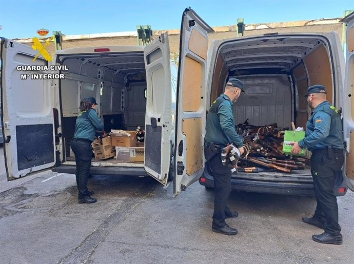 Agentes de la Guardia Civil durante el traslado de las armas que han sido destruidas.