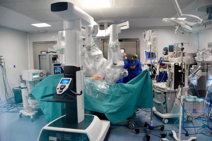 Archivo - Sistema de cirugía robótica Da Vinci en el Hospital Juan Ramón Jiménez de Huelva.
