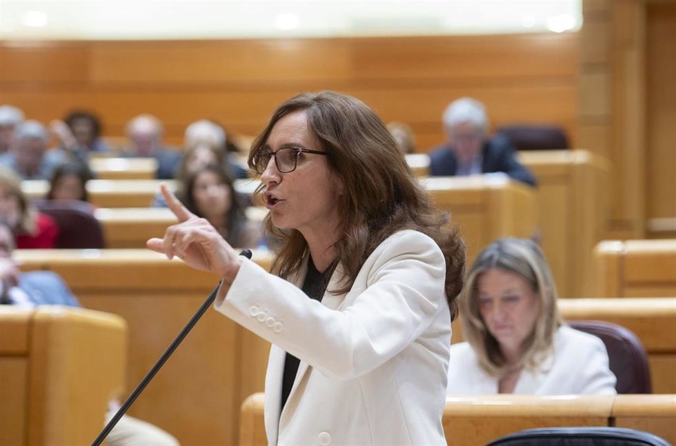 La ministra de Sanidad, Mónica García, interviene durante una sesión de control en el Senado, a 8 de abril de 2025, en Madrid (España). 