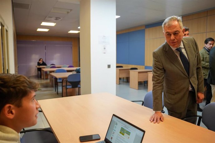 Archivo - El primer edil, José Luis Sanz, visita la sala de estudio del centro.