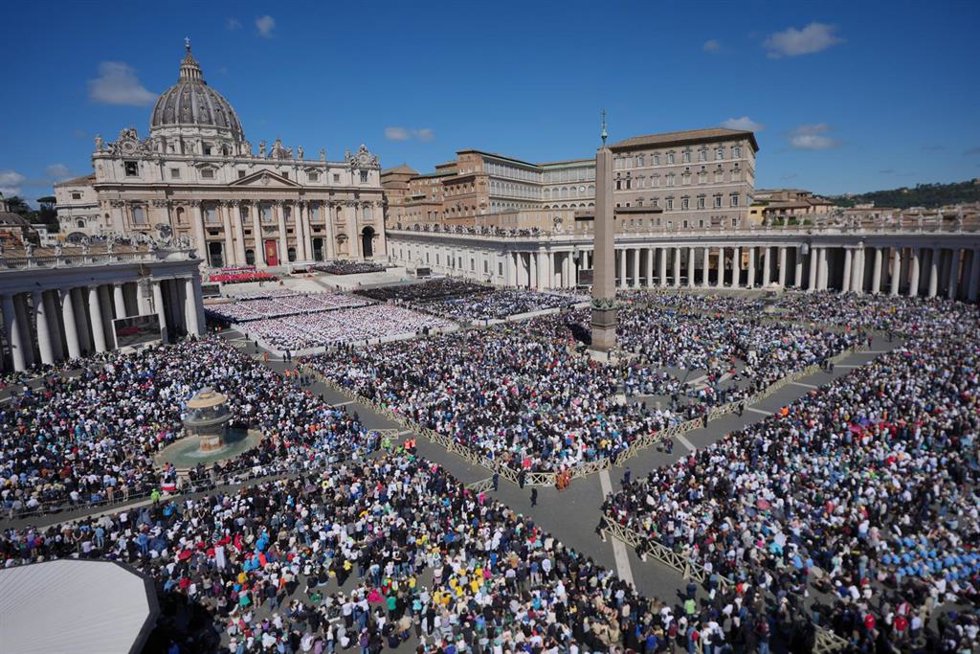 Miles de personas en la Plaza de San Pedro, durante el funeral del Papa Francisco.