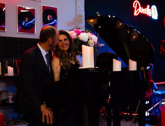 Amelia Ross y Rafael Romero, en una de las escenas del cortometraje 'Lo Prohibido'.