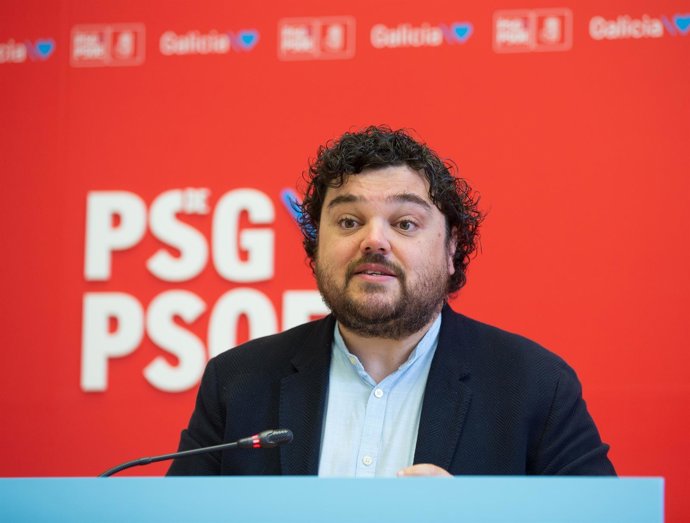 El portavoz de la Executiva del PSdeG, Julio Torrado, en una intervención ante los medios.