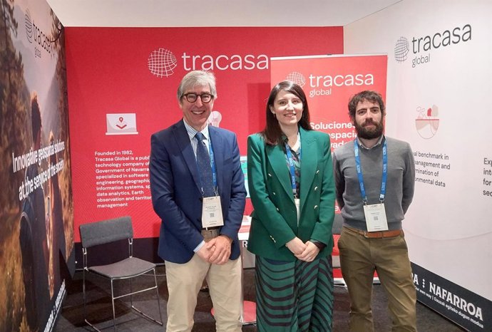 Moisés Zalba, Beatriz Basterra y Fermín Ros, en el stand de Tracasa Global en el Geospatial World Forum celebrado esta semana en Madrid.