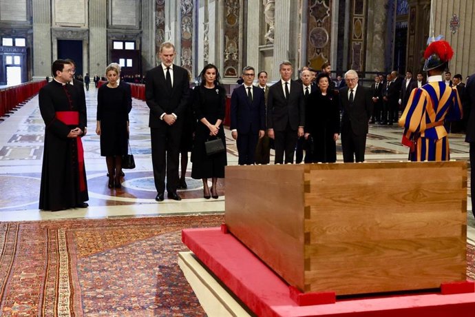 Feijóo se despede do Papa Francisco no Vaticano em nome da Espanha: "minha vontade e meu dever".