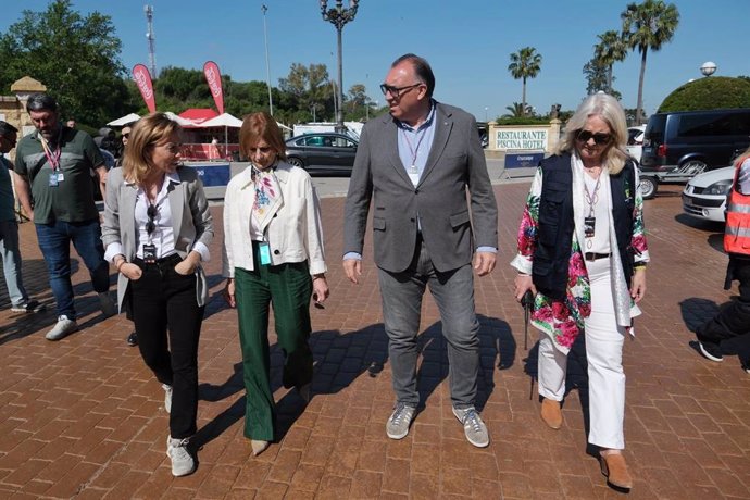 El consejero de Turismo y Andalucía Exterior de la Junta de Andalucía, Arturo Bernal, junto a la alcaldesa de Jerez, María José García-Pelayo, y la delegada del Gobierno de la Junta en Cádiz, Mercedes Colombo, en su visita al Gran Premio de MotoGP.