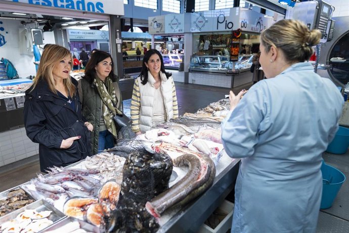 Prado, junto a Candia y Sanz, en su visita.