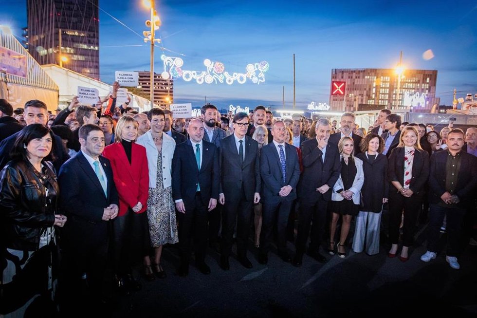 El presidente de la Diputación de Jaén, Paco Reyes, acompañado de la vicepresidenta primera y diputada de Igualdad, Políticas Sociales y Juventud, Francisca Medina, en la inauguración del alumbrado de la 52 Feria de Abril de Catalunya.