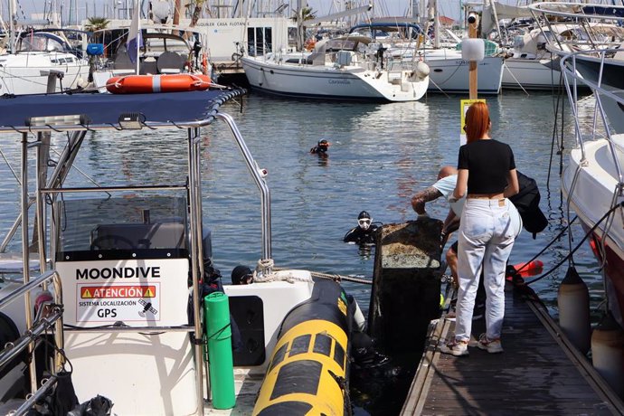 Esta mañana se ha celebrado la I Limpieza de Fondos Marinos en el puerto Marina de las Salinas de San Pedro del Pinatar, una iniciativa organizada por el centro de buceo MoonDive y Marina de las Salinas