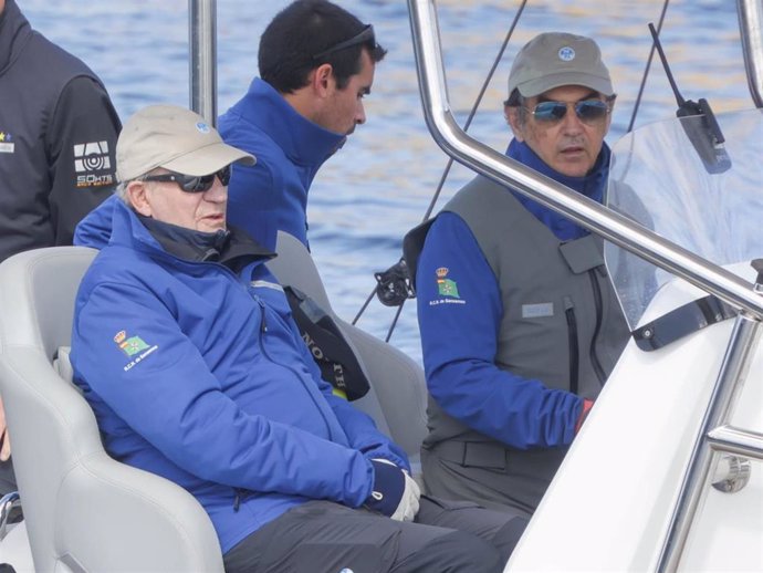 El Rey Juan Carlos y Pedro Campos salen a navegar en la lancha "Cristina", a 26 de abril de 2025, en Sanxenxo (España).