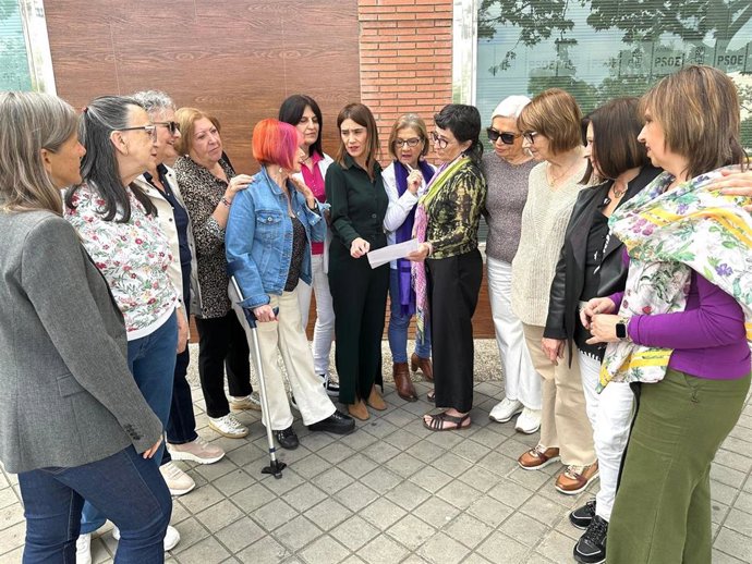 Encuentro mantenido por la socialista Olga Manzano con representantes de entidades feministas en Granada.