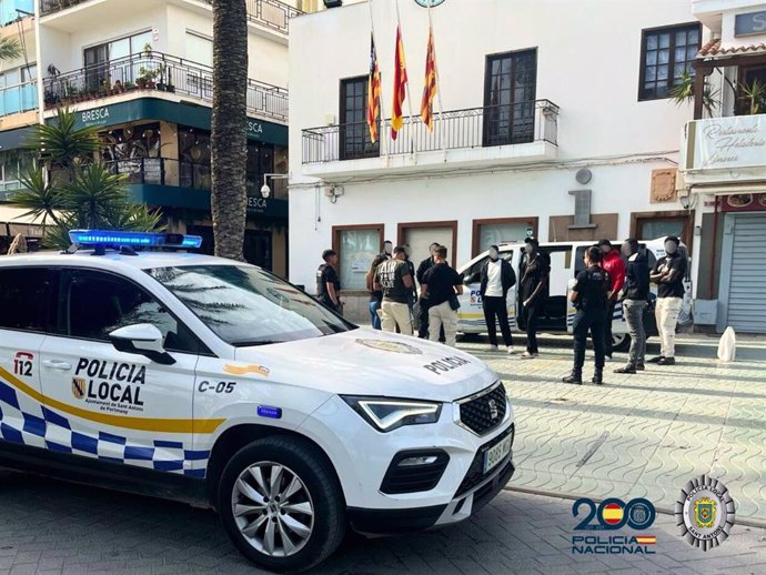 Dispositivo conjunto de la Policía Nacional y la Policía Local de Sant Antoni de Portmany