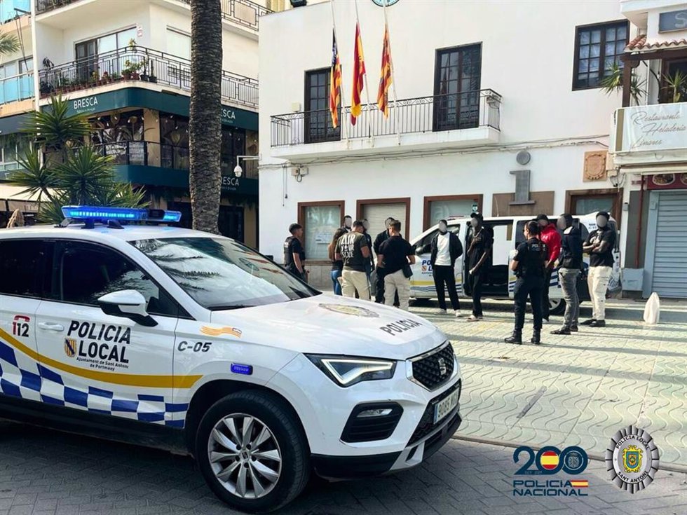 Dispositivo conjunto de la Policía Nacional y la Policía Local de Sant Antoni de Portmany