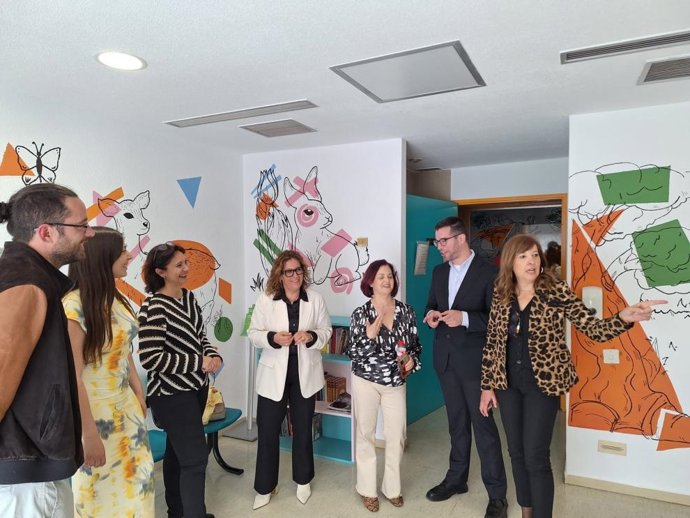La directora de Cuidados y Humanización, Estíbaliz Tolosa, y otras autoridades visitan el área decorada por estudiantes.