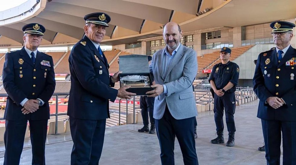 Rafael Louzán, presidente de la RFEF, agradece a la Policía Nacional su labor durante la Copa del Rey