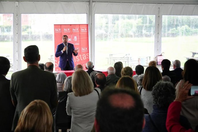 Adrián Barbón en el acto de reconocimiento a militantes socialistas de la agrupación de Laviana, celebrado en el Prau La Chalana.