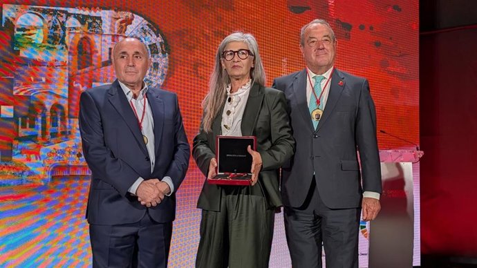 El empresario Ricardo Leal, la madre de la actriz Carolina Yuste y el presidente del consejo de administración de Banca Pueyo, Javier del Pueyo Cortijo, recogen las Medallas de Oro de la Provincia de Badajoz 2025 en Olivenza