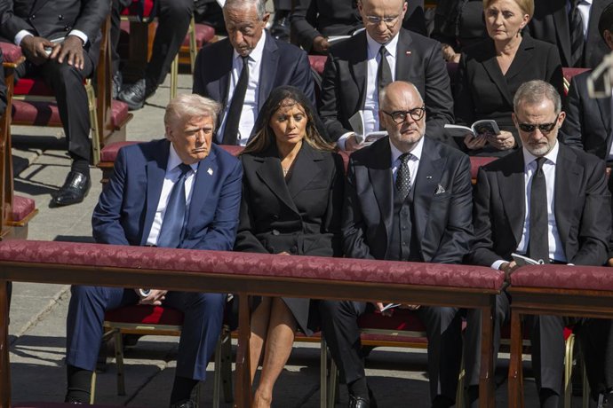 El presidente de EEUU, Donald Trump (i), la primera dama de EEUU, Melania Trump (2i), y el Rey Felipe VI (d) durante el funeral del Papa, en la plaza de San Pedro, a 26 de abril de 2025, en Ciudad del Vaticano. El Papa Francisco I, fallecido el 21 de abri