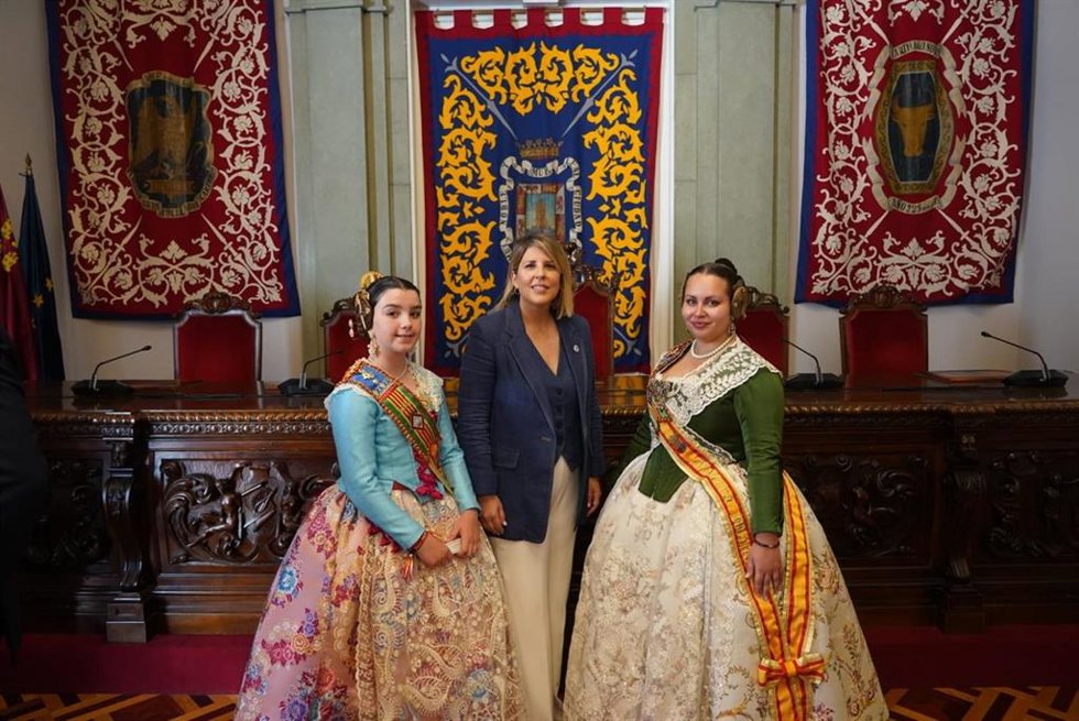 Con la presencia de la asociación cultural 'Fallers Pel Món', Cartagena se ha convertido desde este viernes y hasta el domingo en embajadora de las Fallas
