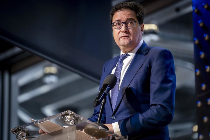 O Ministro da Transformação Digital e da Função Pública, Óscar López, apresenta a Estratégia de Tecnologias Quânticas da Espanha no Fórum Global de Tecnologia da OCDE, no Espacio Fundación Telefónica, em 24 de abril de 2025, em Madri (Espanha).