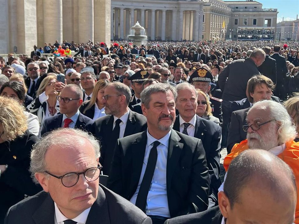 HANDOUT - 26 April 2025, Vatican, Vatican City: Markus Soeder (C), Minister President of Bavaria, attends the funeral mass for the late Pope Francis in St. Peter's Square. The Argentine pontiff, who led the Catholic Church from 2013, died on Easter Mond