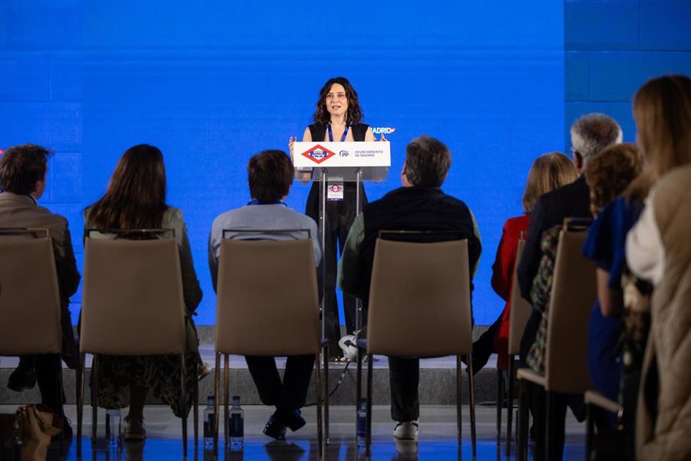 La presidenta de la Comunidad de Madrid y presidenta del PP de Madrid, Isabel Díaz Ayuso, interviene durante las I Jornadas Entre Distritos del PP de Madrid, en el Hotel NH Collection Madrid Eurobuilding