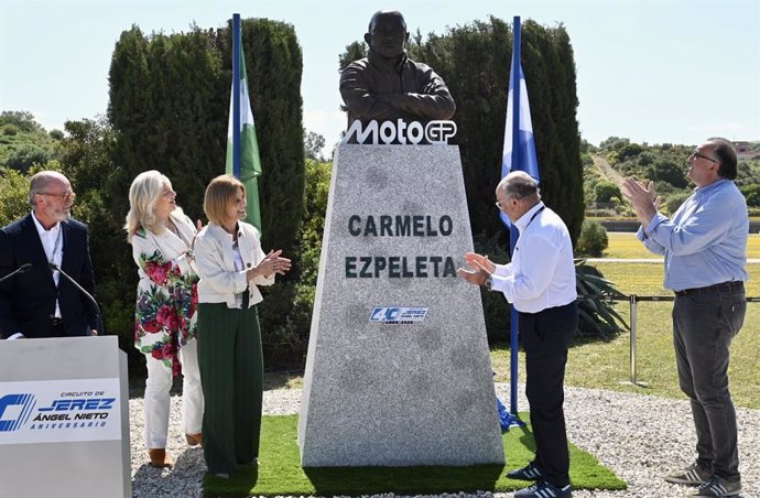 Descubren el busto en honor al empresario de Moto GP.