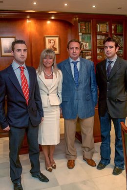 La Orden Hospitalaria de San Juan de Dios reconoce a la empresa cordobes Fotograbados Casares S.L por su compromiso social en la VII Cena Solidaria 'Hermano Bonifacio'.
